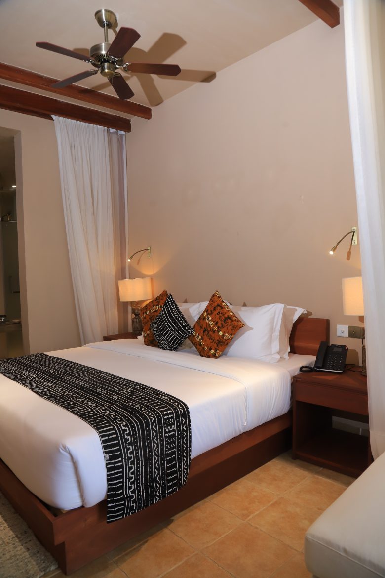 Spacious double room interior with ensuite and nature view at Entikko