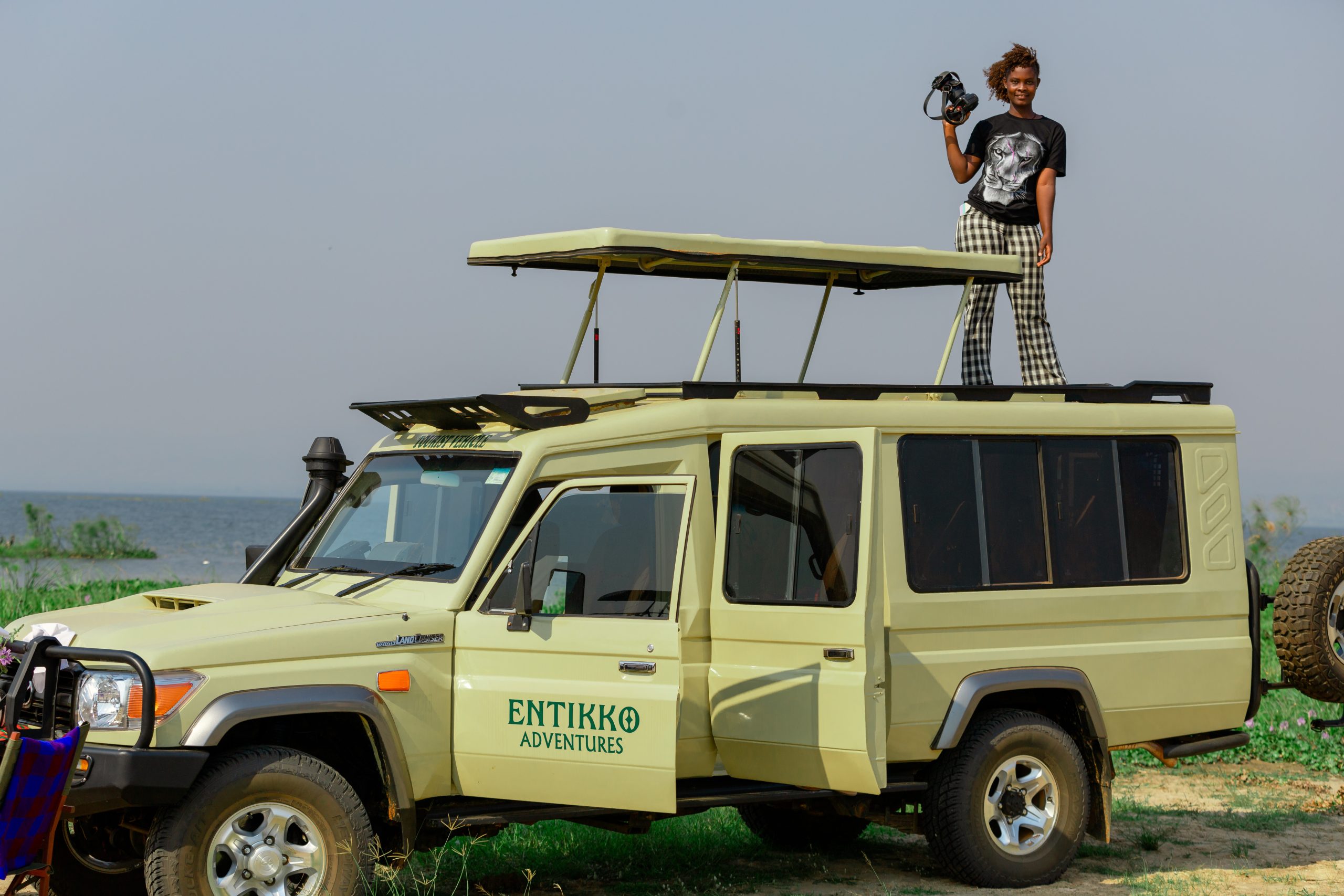 Guests enjoy a bush-style breakfast beside the safari vehicle during an early morning drive from Entikko Safari Lodge.